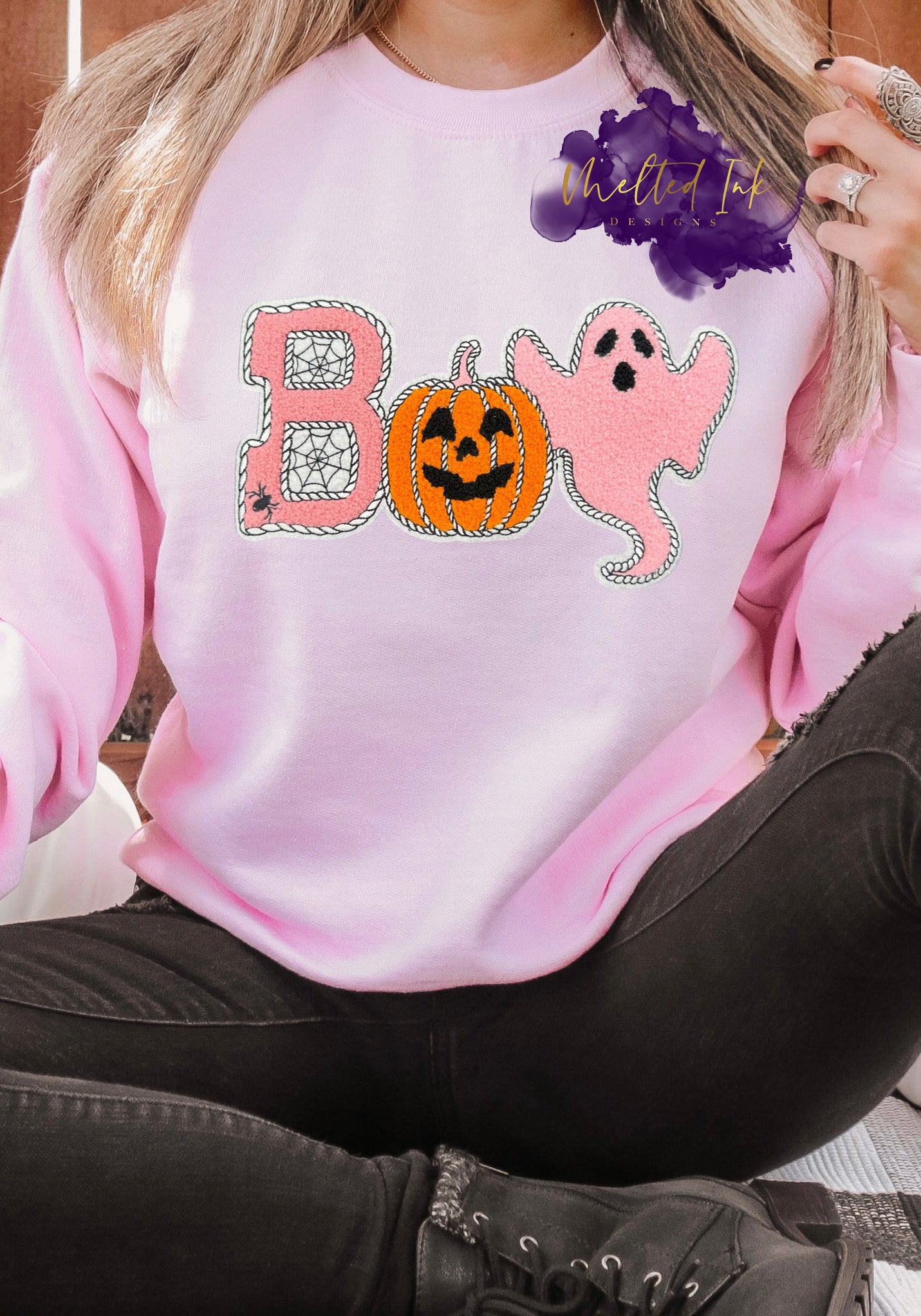 A chenile patch sweatshirt design with the word “Boo” featuring a spider-web letter B, jack-o’-lantern pumpkin for the O, and a ghost for the last O. A cute Halloween design perfect for shirts, sweatshirts, and hoodies.
