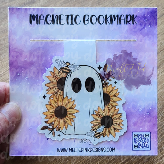 This magnetic bookmark features an adorable ghost surrounded by cheerful sunflowers and buzzing little bees. The combination of the friendly ghost and the vibrant flowers creates a lighthearted and whimsical vibe.